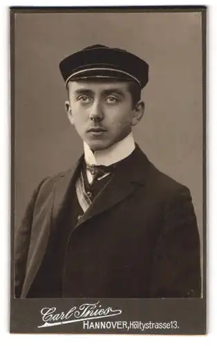 Fotografie Carl Thies, Hannover, hannoveraner junger Student W. S. im Anzug mit Schmiss und Couleuer, 1908