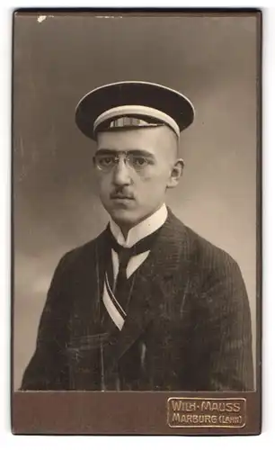 Fotografie Wilh. Mauss, München, junger Student mit Schmiss und Couleur im Anzug