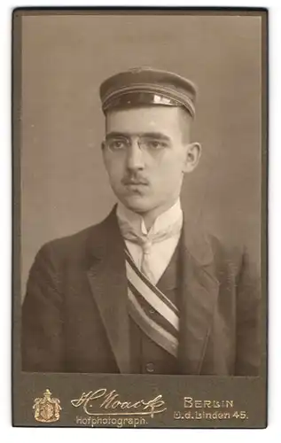 Fotografie H. Noack, Berlin, junger Student im Anzug mit Couleur und Schirmmütze