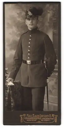 Fotografie Max Baum, Dresden, sächsischer Jäger in Uniform mit Bajonett