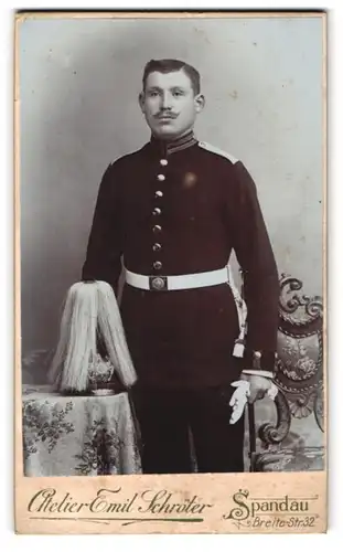 Fotografie Emil Schröter, Spandau, preussischer Soldat in Gardeuniform mit Pickelhaube Rosshaarbusch