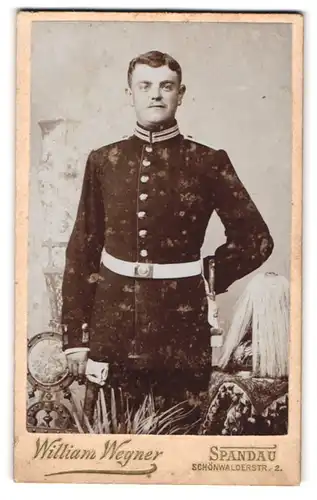 Fotografie William Wegner, Spandau, junger Soldat in Gardeuniform mit Pickelhaube Rosshaarbusch