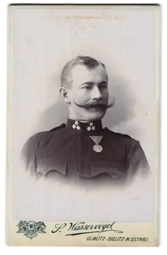 Fotografie S. Wasservogel, Olmütz, K.u.K. Soldat in Uniform mit Orden und drei Sternen