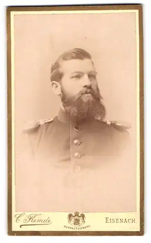 Fotografie C. Remde, Eisenach, Soldat in Uniform mit Epauletten und Vollbart