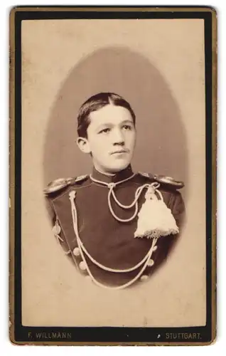 Fotografie F. Willmann, Stuttgart, junger Ulan in Uniform mit Epauletten und Schützenschnur