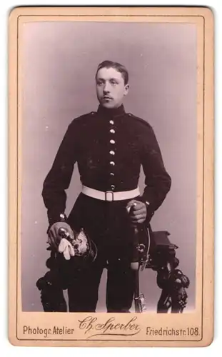 Fotografie Ch. Sperber, Berlin, preussischer Artellerist in Uniform mit Pickelhaube in der Hand