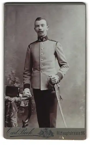 Fotografie Carl Beck, Wien, K.u.K. Soldat in Uniform mit drei Sternen und Säbel