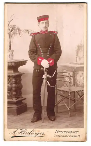 Fotografie A. Hirrlinger, Stuttgart, junger Ulan in Gardeuniform mit Epauletten und Säbel, Handkoloriert
