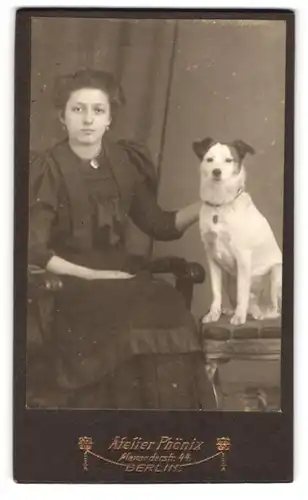Fotografie Atelier Phönix, Berlin, junge Frau mit Ihrem Hund auf dem Tisch im Atelier