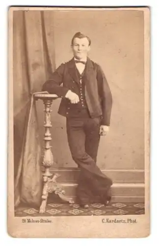 Fotografie C. Kardaetz, Berlin, Einjährig-Freiwilliger Matrose Hermann Diessner in Uniform posiert im Atelier