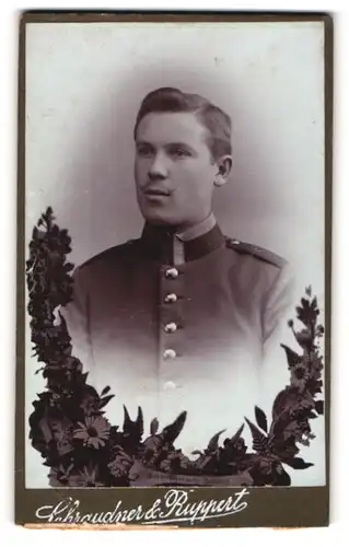 Fotografie Chraudner & Ruppert, Bamberg, Soldat in Uniform Rgt. 5, im Passepartout mit Portrait Ludwig III.