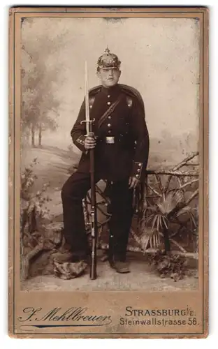Fotografie J. Mehlbreuer, Strassburg, preussischer Soldat in Uniform mit Ausmarschgepäck, aufgepflanztes Bajonett