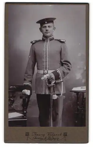 Fotografie Georg Volpert, Borna, sächsischer Kürrasier in Uniform mit Säbel, Schuppen-Epauletten