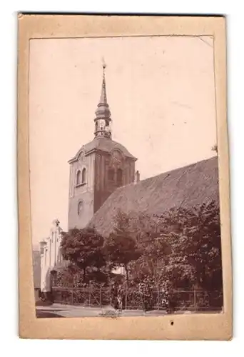 2 Fotografien unbekannter Fotograf, Ansicht Flensburg, Blick auf die St. Johannis Kirche und Innenansicht mit Altar