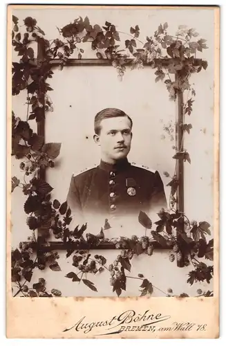 Fotografie August Böhne, Bremen, junger Soldat in Uniform Rgt. 75 mit Orden im Passepartout