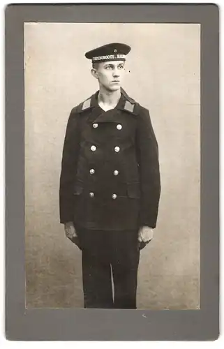 Fotografie unbekannter Fotograf und Ort, junger Matrose in Uniform mit Mützenband Torpedoboots Halbflottille