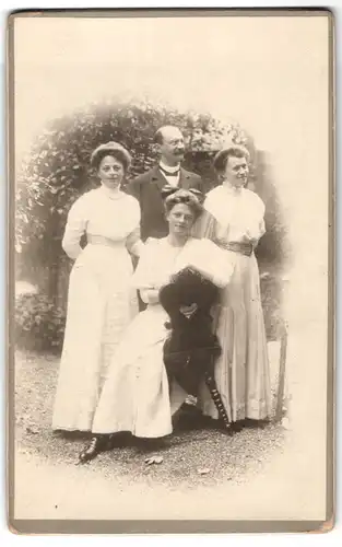 Fotografie unbekannter Fotograf und Ort, Vater und Mutter mit ihren beiden erwachsenen Töchtern im weissen Kleidern, 1909