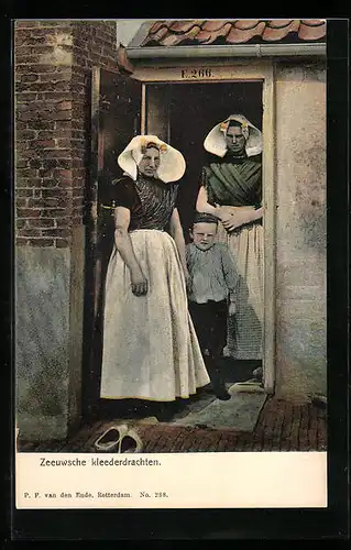 AK Frauen und Kind in Zeeuwschen Trachten