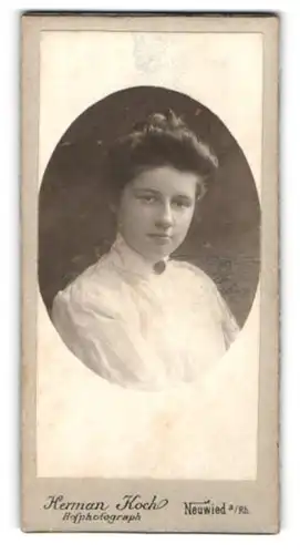 Fotografie Hermann Koch, Neuwied a. Rh., junge Frau in weissem Kleid