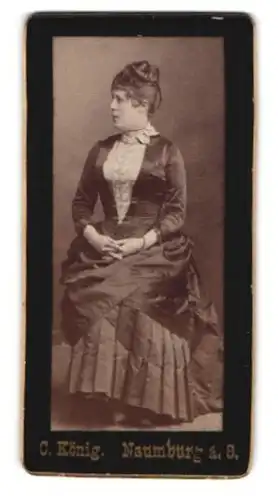 Fotografie C. König, Naumburg, sitzende Dame in seidenem Kleid