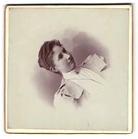 Fotografie H. I. Wittmak, Itzehoe, Paaschburg 52, junge Dame in kariertem Kleid