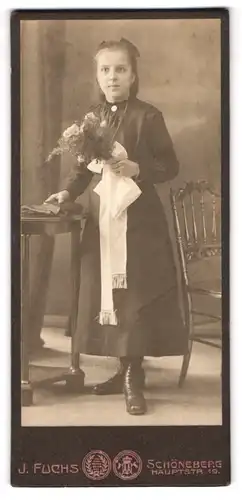 Fotografie J. Fuchs, Schöneberg, Hauptstr. 19, Mädchen in langem schwarzen Kleid mit Blumenstrauss in der Hand