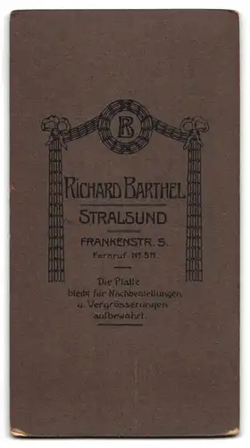 Fotografie Richard Barthel, Stralsund, Frankenstr. 5, ernst blickender Bursche im Anzug