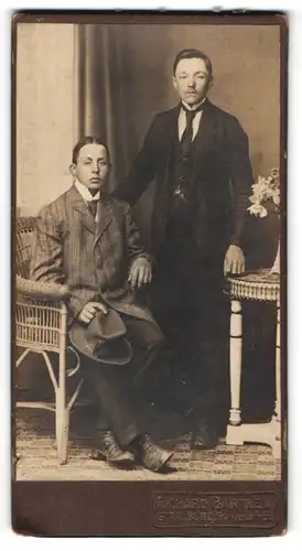 Fotografie Richard Barthel, Stralsund, Frankenstr. 5, zwei Brüder im Anzug und Krawatte