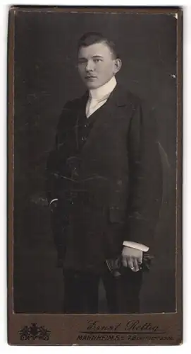 Fotografie Ernst Rettig, Mannheim, S. 1. Breitestrasse 7, adrett aussehender junger Mann im Anzug und Handschuhen