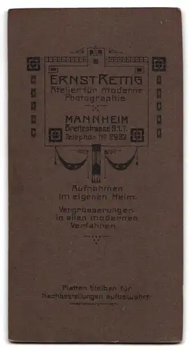 Fotografie Ernst Rettig, Mannheim, S. 1. Breitestrasse 7, adrett aussehender junger Mann im Anzug und Handschuhen