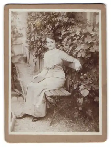 Fotografie unbekannter Fotograf und Ort, junge Dame mit einem Buch auf einer Bank sitzend