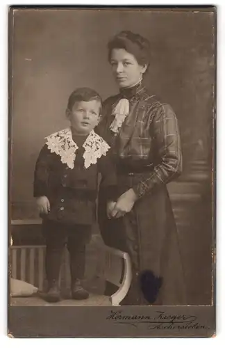 Fotografie Hermann Zieger, Aschersleben, Breite Str. 27, Mutter mit kleinem Sohn in weissem Spitzenkragen