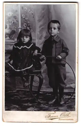 Fotografie Franz Orth, Aschaffenburg, kleines Mädchen mit ihrem Bruder und einem Spielreifen
