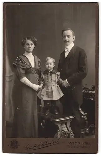 Fotografie Gustav Schubert, Wien, Breitenseestr. 28, elegantes Ehepaar mit Kind
