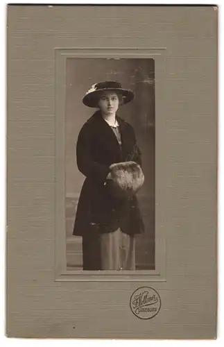Fotografie F. Vollmer, Lüneburg, elegante Dame mit Zwicker und Hut
