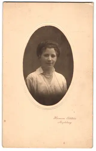 Fotografie Hermann Schlüter, Magdeburg, bildhübsche Dame mit weisser Bluse und Perlenkette