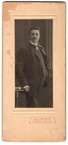 Fotografie Hans Schran, Fürth, Königstr. 99, stattlicher Mann im schwarzen Anzug mit Schnurrbart