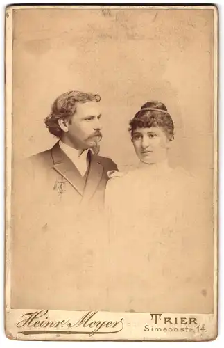 Fotografie Heinr. Meyer, Trier, Simeonstr. 14, elegantes Paar, sie mit edlem Haarband, er mit Bart