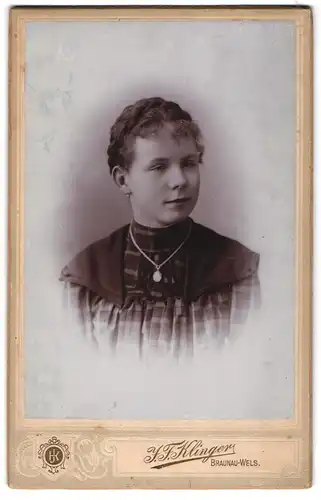 Fotografie J. F. Klinger, Braunau-Wels, hübsches Mädchen mit Ohring und Halskette