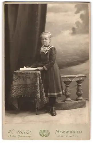 Fotografie Karl Müller, Memmingen, vor dem Ulmer Thor, hübsches Mädchen im schwarzen Kleid