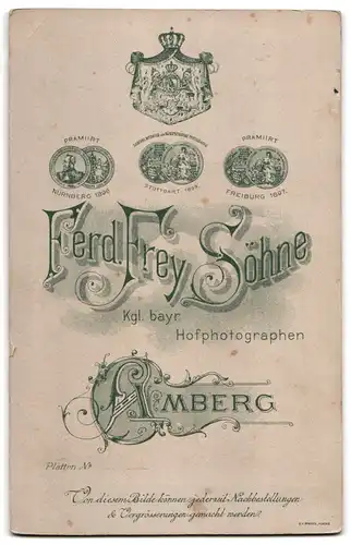 Fotografie F. Frey Söhne, Amberg, niedliches Kind im weissen Kleid auf Fell sitzend