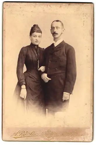 Fotografie A. Red, Linz, Landstrasse, elegantes Ehepaar im schwarzen Aufzug, er mit Schnauzbart