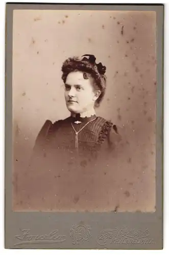 Fotografie Jowlen, Philadelphia, elegante Dame im schwarzen Kleid mit Schleife im Haar