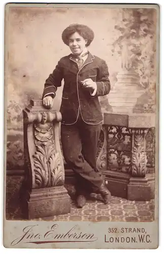 Fotografie Ino Emberson, London W. C., Strand 352, junger Mann mit Zigarette und Hut