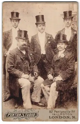 Fotografie Penton Studio, London N., Pentonville Rd. 82, fünf elegante Männer mit Zylinder