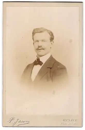 Fotografie P. Jacom, Genève, Place Bel-Air, stattlicher Mann in elegantem Anzug mit Schnurrbart