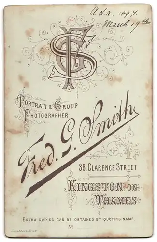 Fotografie Fred. G. Smith, Kingston on Thames, Clarence Street 38, Dame im Sonntagskleid mit welliger Frisur