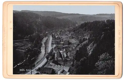 Fotografie Stengel & Co., Berlin, Ansicht Rübeland, Blick auf den Ort mit Eisenbahngleisen