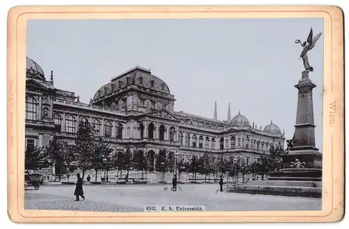 Fotografie Stengel & Co., Berlin, Ansicht Wien, Partie an der K.u.K. Universität mit Kriegerdenkmal