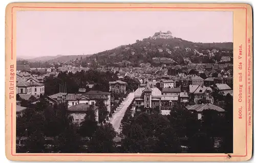 Fotografie Römmler & Jonas, Dresden, Ansicht Coburg, Strassenpartie im Ort mit Blick zur Veste